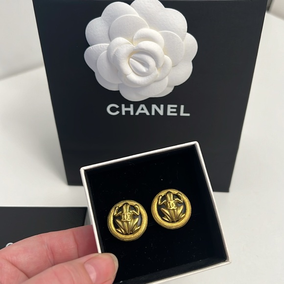 CHANEL GOLD BLACK Frog Earrings Clip ons Size 7/8” - Picture 6 of 12